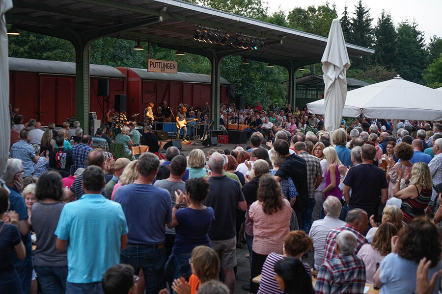 Powerrock auf der Bahnsteigbühne